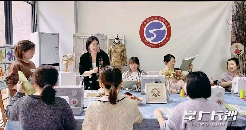 “宝妈工坊”里，全职妈妈们可利用夜校和周末免费体验学习手艺，同时按件计酬补贴家用。 均为长沙晚报全媒体记者李卓摄