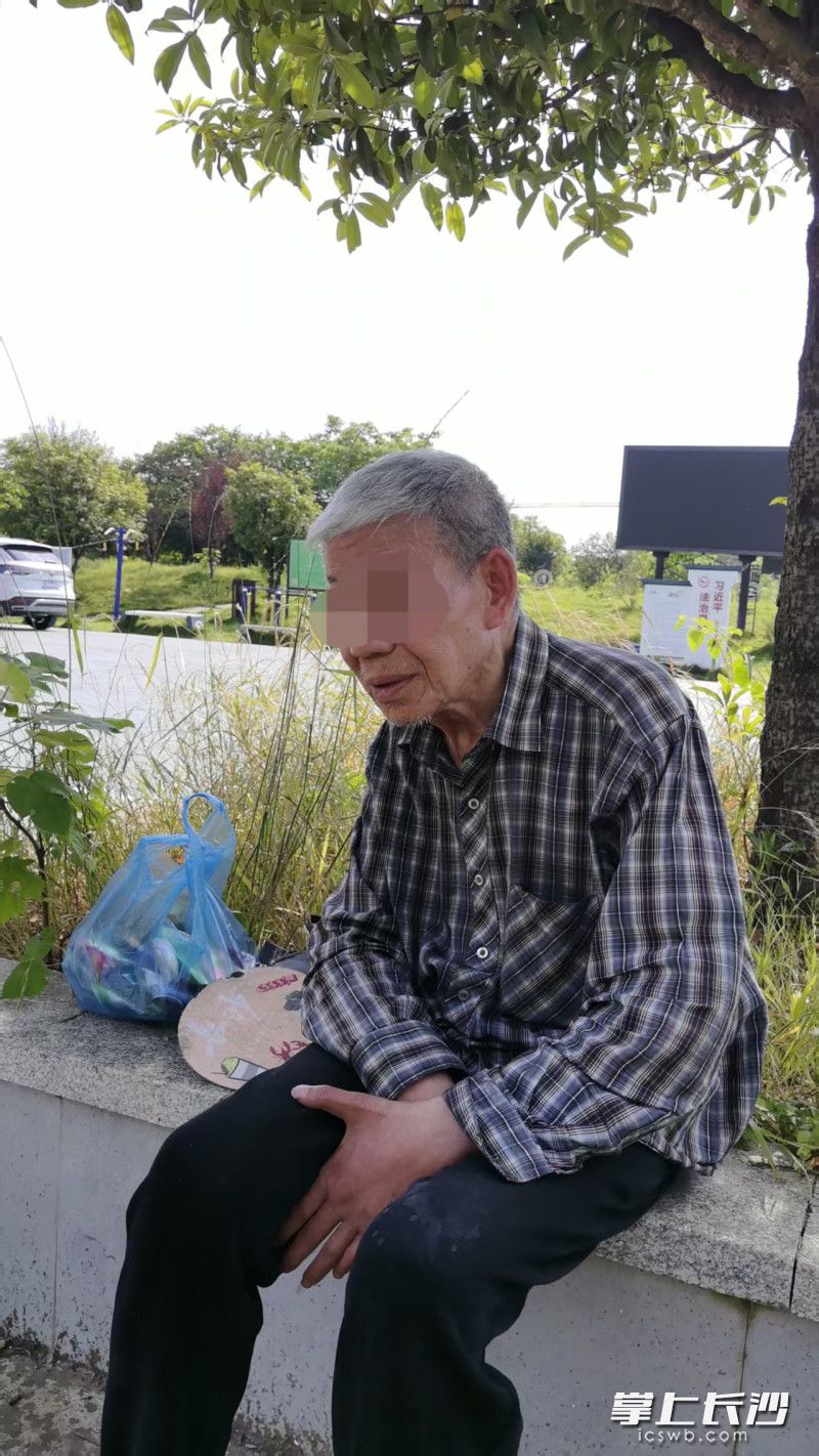 81岁老人迷路，幸得岳麓蓝天救援队队员助其回家。 受访者供图