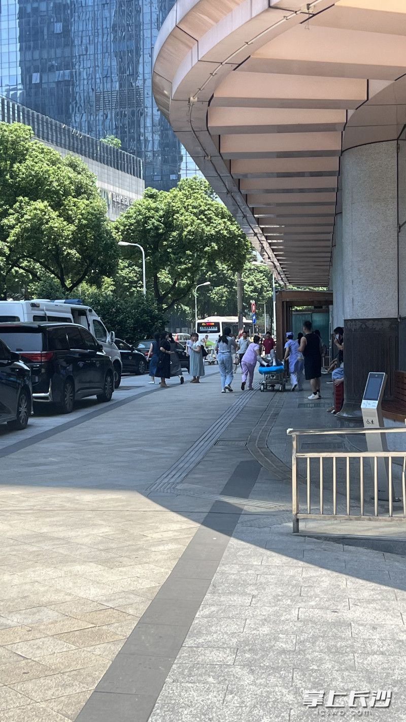 老人昏迷倒地后，被众人合力送往湖南省妇幼保健院急救。 受访者供图