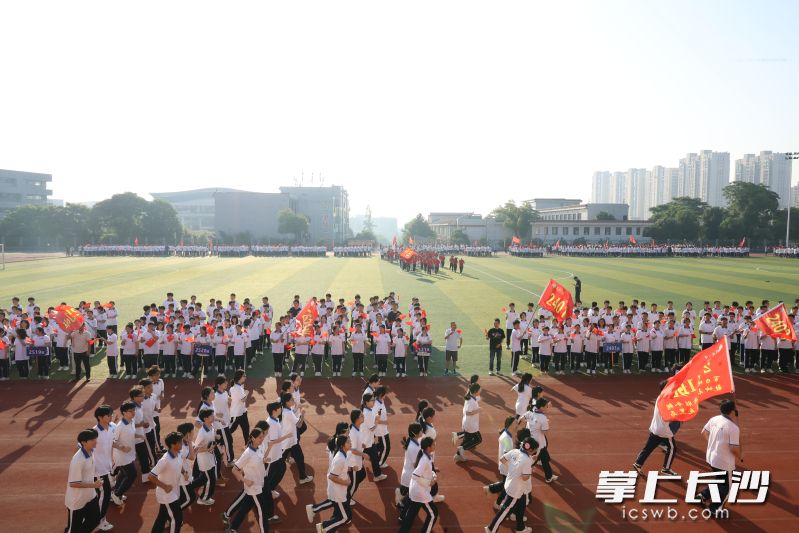 高三同学们进行高中阶段的最后一次跑操。均为长沙晚报通讯员 周可 供图