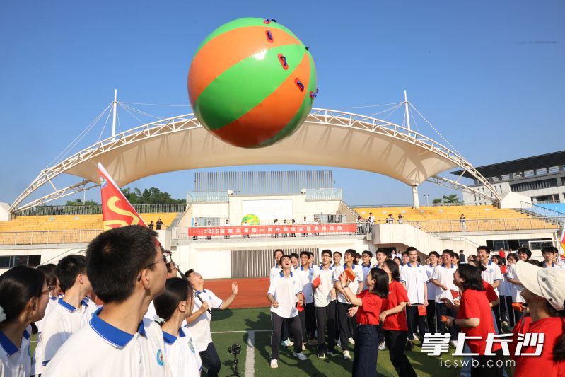 高三师生一起参加压力球传递活动。