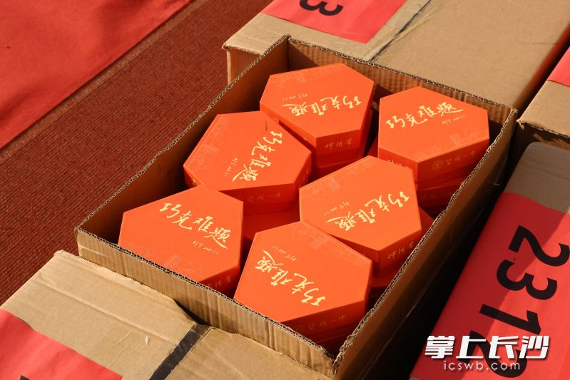 学校向高三考生赠送的巧克力礼盒上印着“巧克难题”四个字。