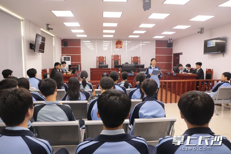 在法院工作人员的专业指导下，同学们各司其职，实景模拟庭审现场。
