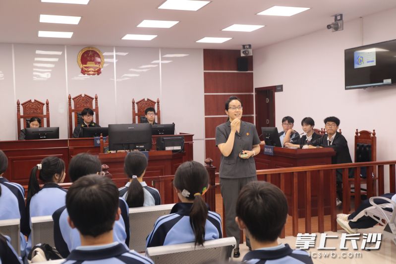 活动当天，在雷锋人民法庭法警的规范引导下，同学们有序完成安检流程，亲身感受司法流程的严谨规范，直观体会司法工作的庄严肃穆。长沙晚报通讯员 彭溢 摄
