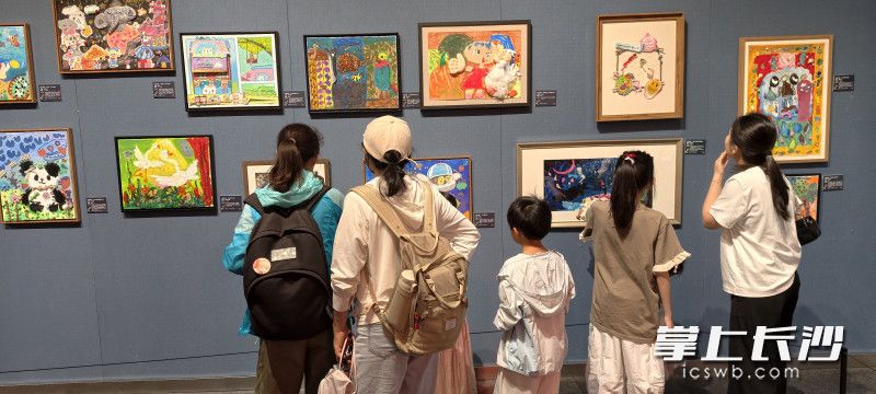 孩子们用天马行空的色彩为经典神话注入全新的视觉生命。