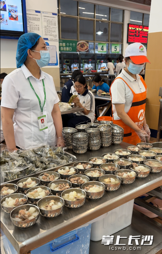 学校食堂不仅为就餐学生免费送粽子，还为高三学生提供了免费营养汤。 均为长沙晚报通讯员唐婉欣摄