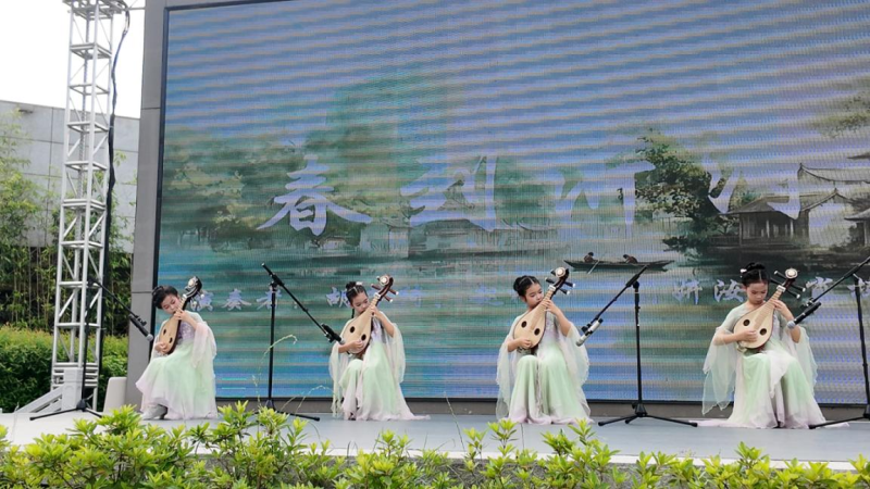 小演员认真表演。