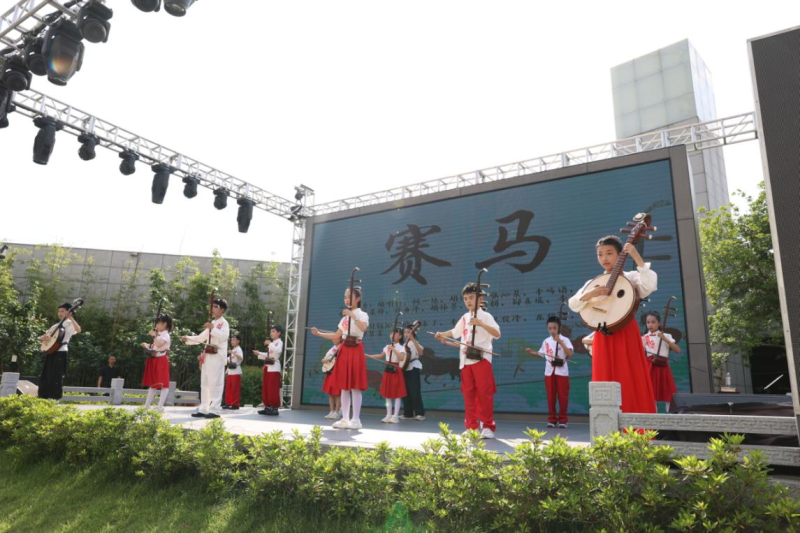 二胡与阮合奏《赛马》拉开整场演出的帷幕。均为长沙晚报通讯员 黄飞 供图