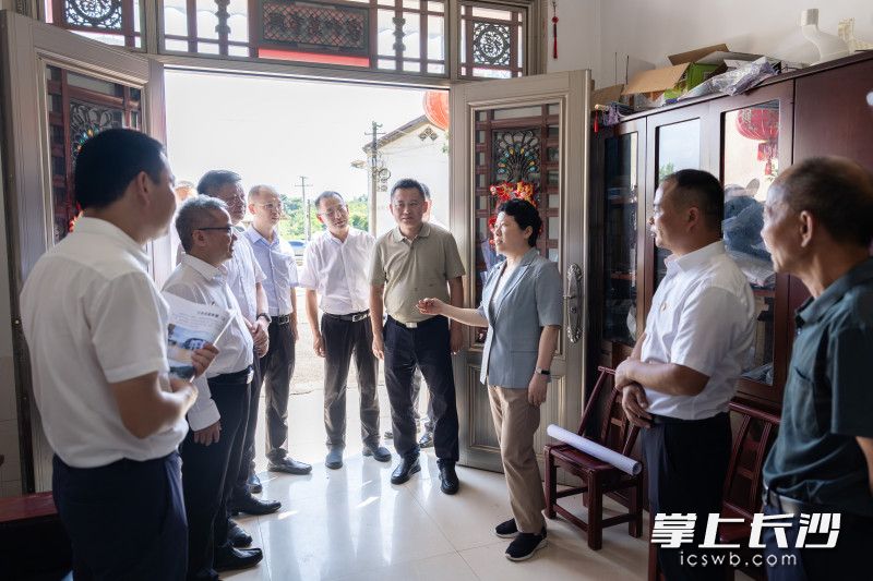 6月1日，省委常委、市委书记吴桂英督导检查防汛工作，来到宁乡市道林镇龙泉湖村烧汤河石灵桥段附近村民家中。