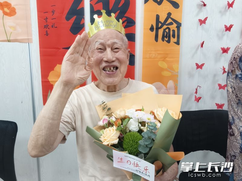老寿星笑得合不拢嘴。