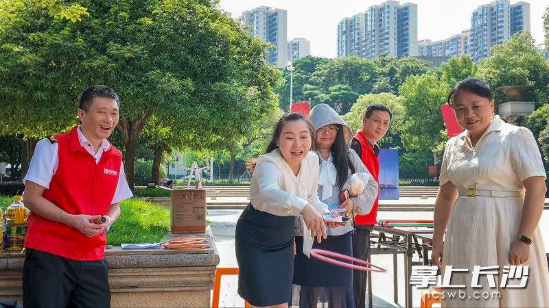 套圈游戏让人一秒回到童年。 均为长沙晚报全媒体记者陈飞摄
