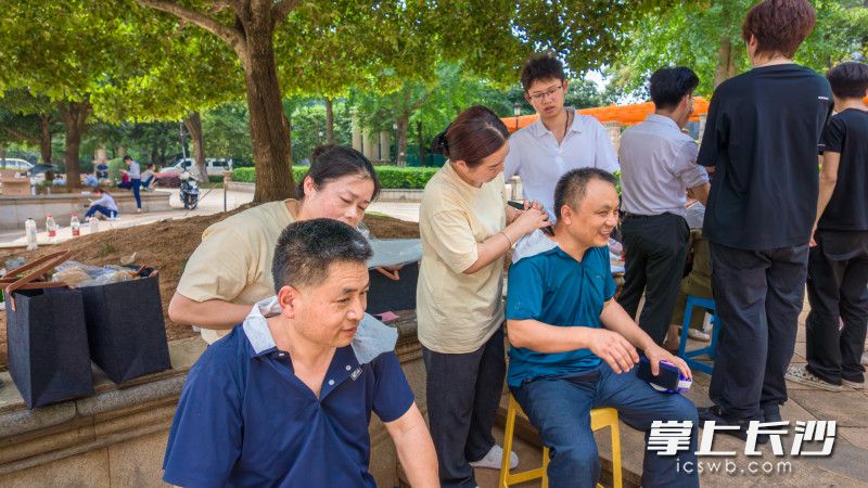 工会主动靠前服务，联合社区、物业、企业工会小组等多方力量，把文体活动直接送到职工“楼门口”。