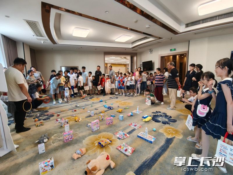 曹家坡社区邻里文化节活动现场，套圈游戏区围满了大小朋友，欢呼声此起彼伏。 均为 通讯员 罗雨兹 摄