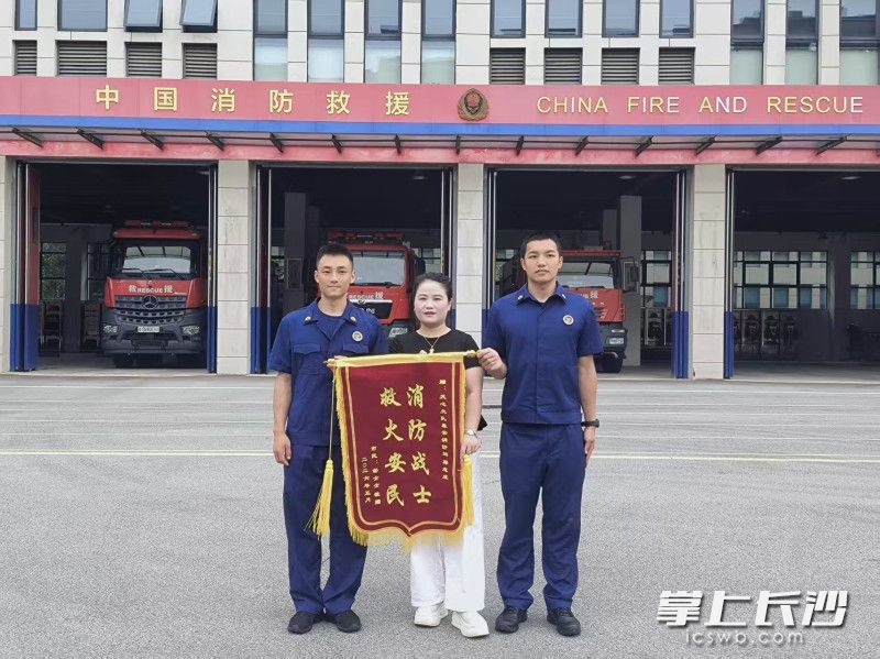 市民给蒋志成（左）送来锦旗。 均为长沙晚报通讯员 黄志玲 摄