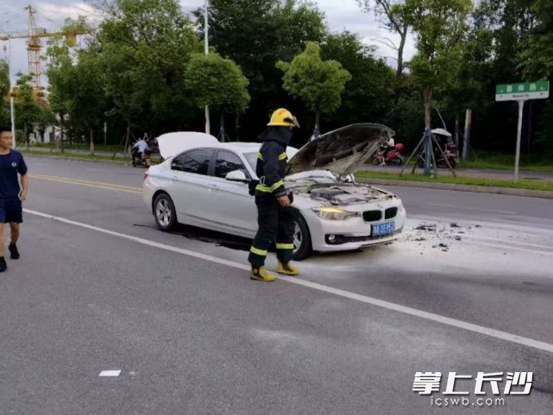 消防员在扑救自燃的汽车。