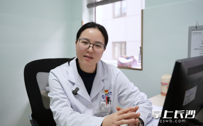 副主任医师罗燕华指导考生考前如何与压力和解。 均为长沙晚报全媒体记者林暘 杨蔚然 摄影报道 副主任医师罗燕华指导考生考前如何与压力和解。 均为长沙晚报全媒体记者林暘 杨蔚然 摄影报道