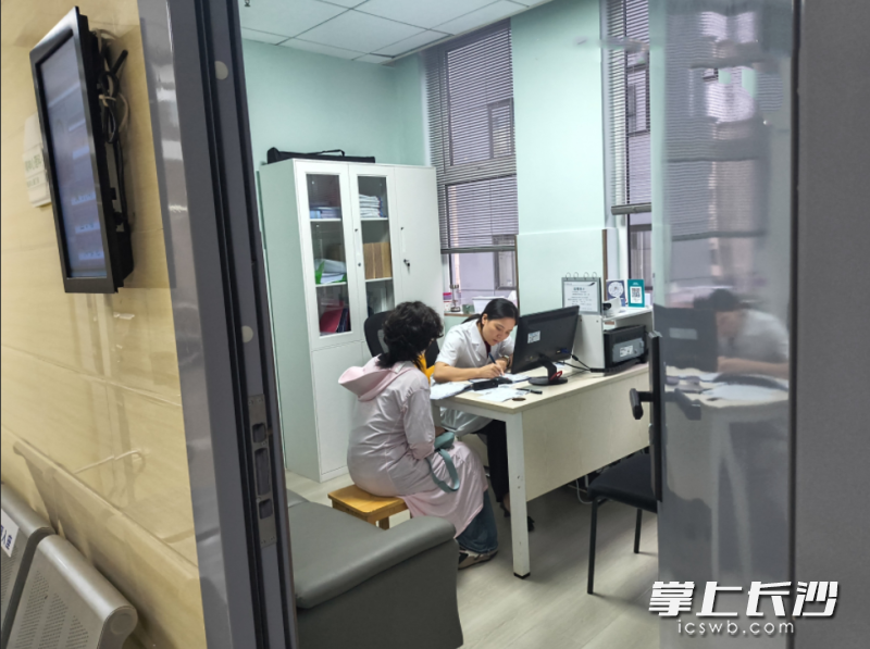 罗燕华在记录咨询者的相关心理情况。 罗燕华在记录咨询者的相关心理情况。