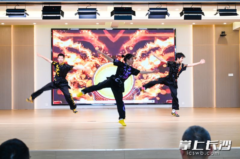 雅礼集团长大附中的学生进行武术表演。 均为长沙晚报通讯员宋大勇摄