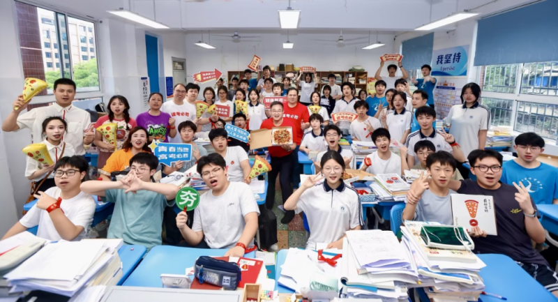 必胜客多年来持续联动麓山外国语实验中学,让考前畅享必胜客成为该校独具特色的考前文化仪式。 均为通讯员 供图 必胜客多年来持续联动麓山外国语实验中学,让考前畅享必胜客成为该校独具特色的考前文化仪式。 均为通讯员 供图