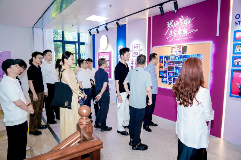 嘉宾在长沙市珺琟高级中学参观。