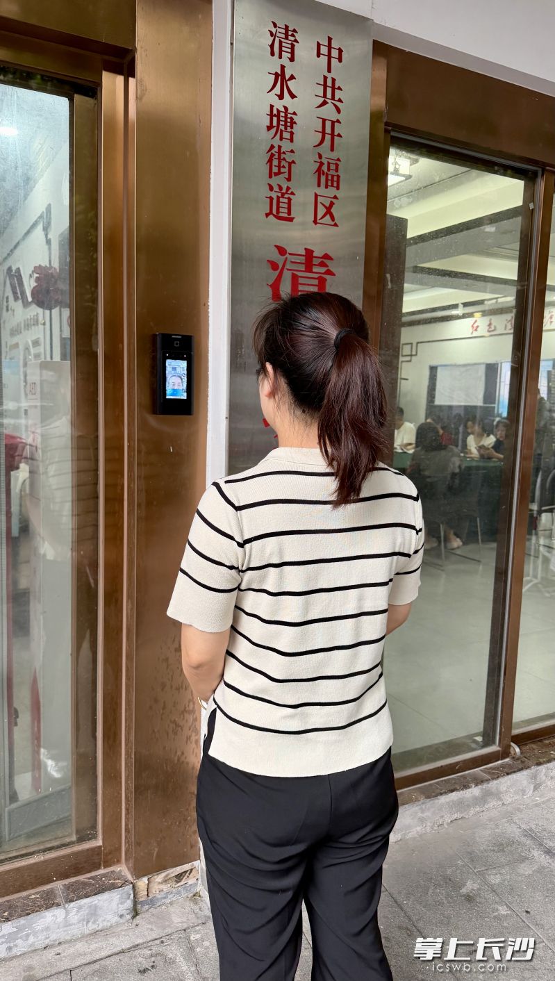 陪读妈妈刷个脸轻松进门。 均为长沙晚报通讯员李朝理供图