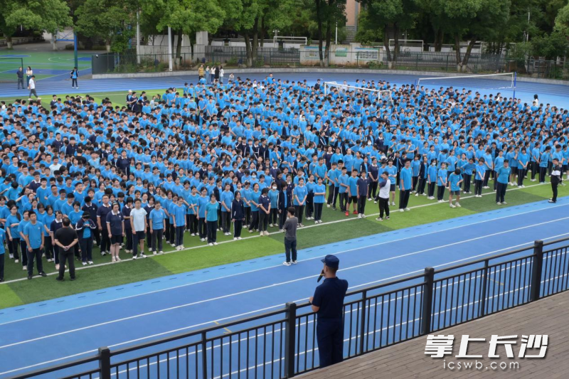 消防宣传员进行安全宣讲。 长沙晚报通讯员 彭宇环 摄