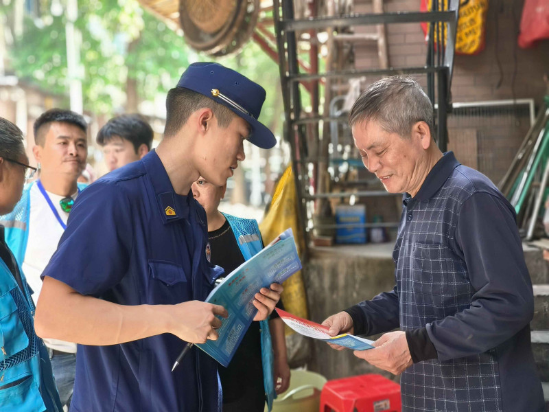 图为消防宣传员在进行消防宣传和隐患排查。 长沙晚报通讯员 刘迎 摄