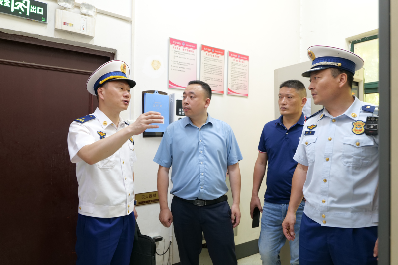 检查组在实地进行隐患整改帮扶。 长沙晚报通讯员 寻艳 摄