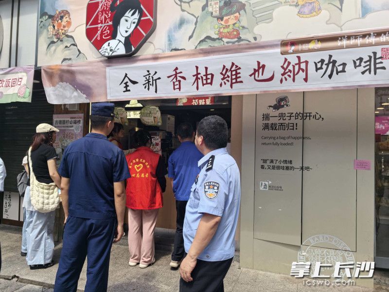 消防员正在进行检查。 长沙晚报通讯员 余娜娜 摄