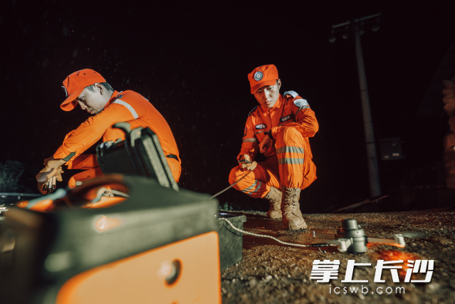 15名专业通信保障人员携带全套高精尖应急通信装备驰援灾区。 长沙晚报通讯员 桂生 供图 15名专业通信保障人员携带全套高精尖应急通信装备驰援灾区。 长沙晚报通讯员 桂生 供图