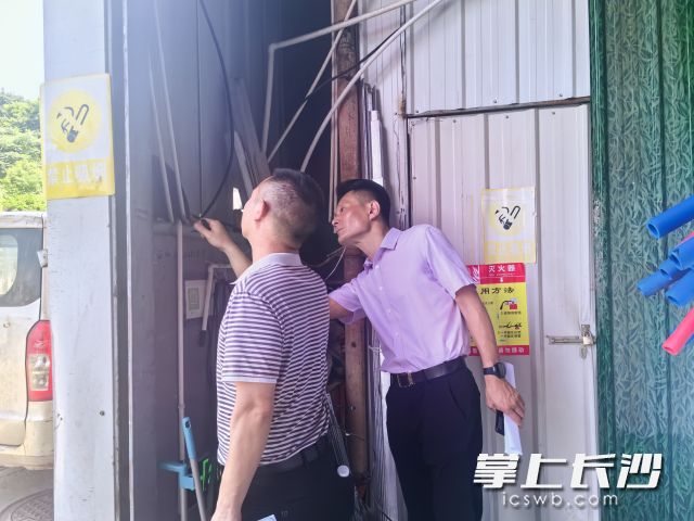 工作人员正在排查可能存在的安全隐患。 均为长沙晚报通讯员 杨梦婷 供图