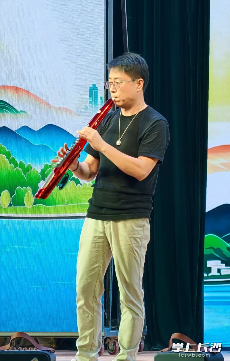 武笑辉为电吹管爱好者现场演示。除署名外均为长沙晚报全媒体记者  肖舞摄