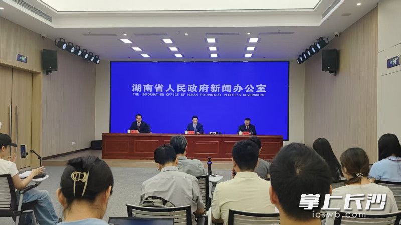 2026年全省高考工作第一次新闻发布会举行。长沙晚报全媒体记者 林暘 摄 2026年全省高考工作第一次新闻发布会举行。长沙晚报全媒体记者 林暘 摄