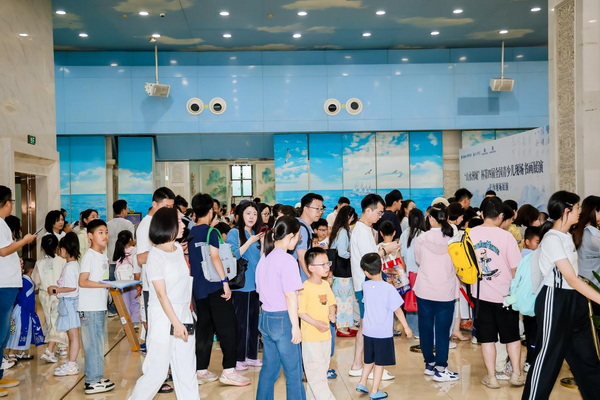 现场人头攒动。