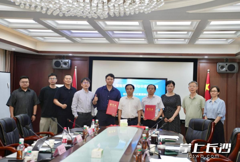 签署校企合作共建协议。