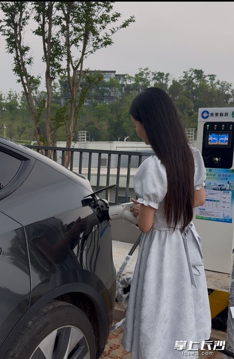 由湘江智能旗下控股子公司未来科技公司投资建设的智能网联产业园充电站开启试运营。 均为长沙晚报全媒体记者范宏欢 通讯员王婧菲摄