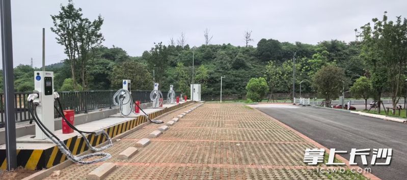 充电站聚焦园区及周边高频充电需求，配备了600kW大功率智能充电堆，安装5个充电桩、10支60kW标准快充充电枪。