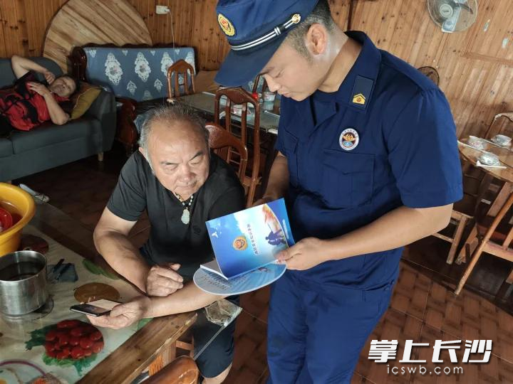 图为消防宣传现场。 长沙晚报通讯员 谢吉峰 摄
