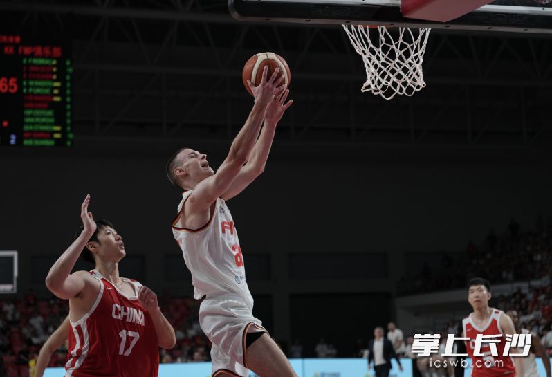 塞尔维亚KK FMP俱乐部球员上篮。