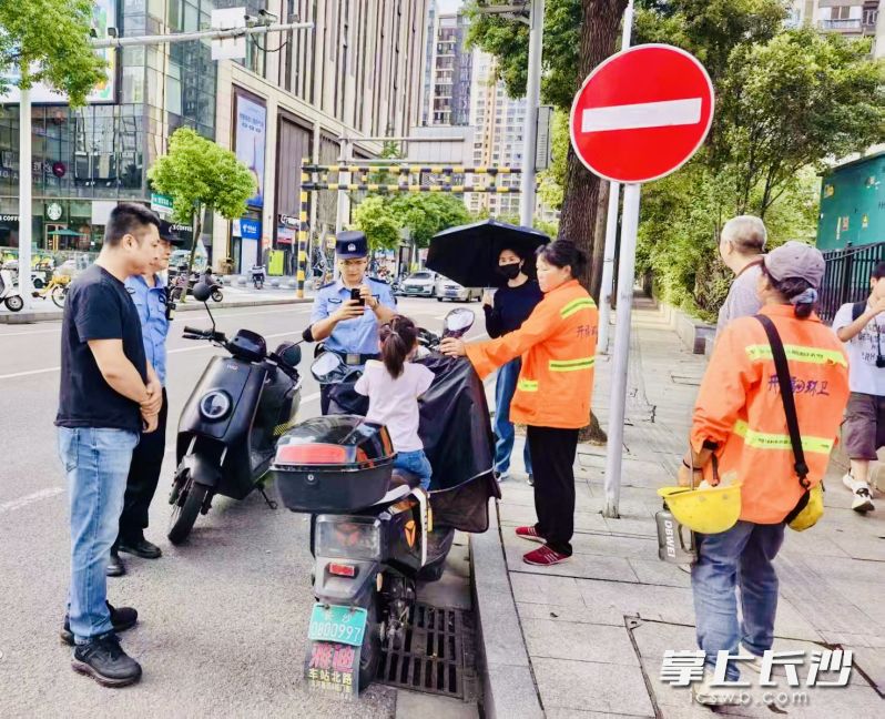 环卫工人和民警热心接力，帮孩子平安回家。长沙晚报通讯员袁佳乐供图