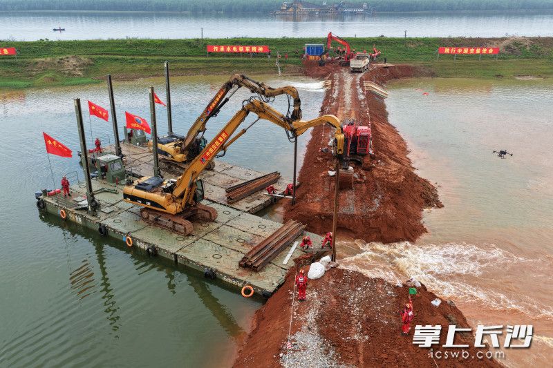 此次演练最大的亮点是探索“动水环境下钢板桩封堵技术”实战应用。