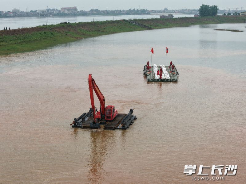 现场集中展示了水陆两栖挖掘机等一批防汛抢险新技术、新装备。