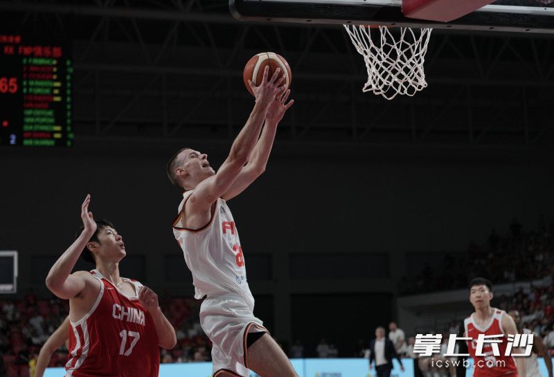 塞尔维亚KK FMP俱乐部球员上篮。