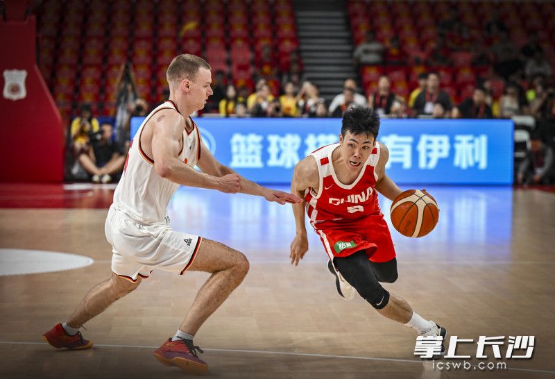 中国队庞峥麟持球突破。