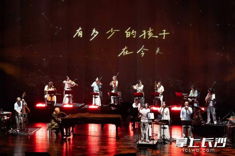 《东方之珠》演绎现场。 《东方之珠》演绎现场。