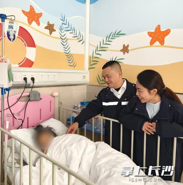长沙市120急救中心调度部部长陈俊辉（左）、调度员金茵（右）共同看望成功脱离危险的小莹（化名）。