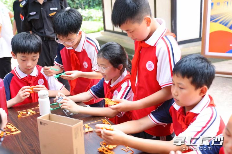 新民小学学生化身“红色小创客”，依托3D打印前沿技术，触摸百年红色文脉、解锁文物科技密码。均为长沙晚报通讯员 宋林 供图