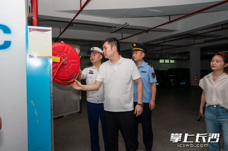 图为消防监督员在进行检查。长沙晚报通讯员 张佳欣 摄