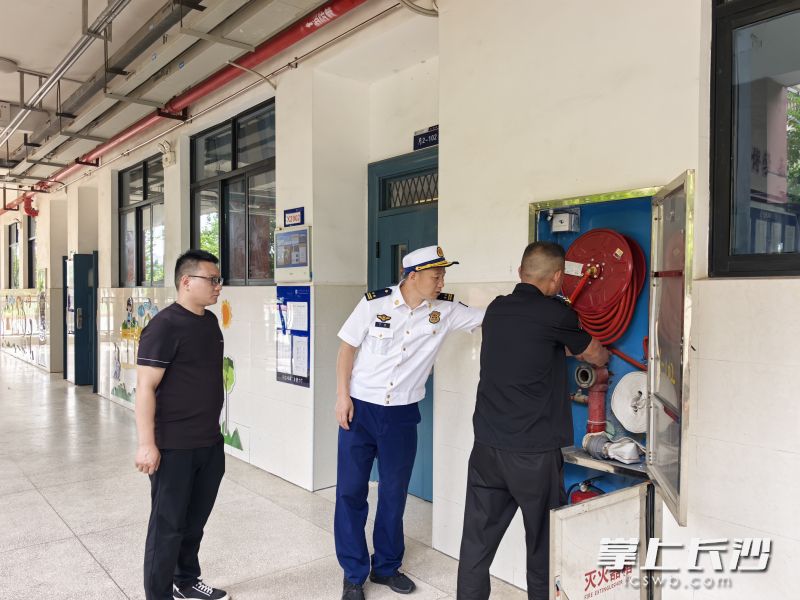消防监督员正在检查。长沙晚报通讯员 刘雅莉 摄