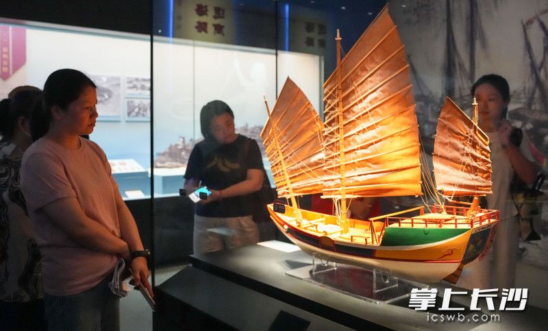 6月5日，长沙市博物馆“由此向大海——福船与远航的故事”展览正式对外开放，市民正在观看展览。 均为长沙晚报全媒体记者邹麟摄
